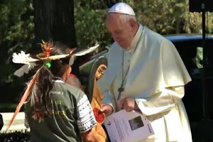 Ο Πάπας Φραγκίσκος «ευλογεί» ξόανο (video)