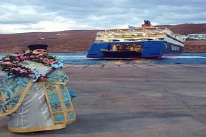 Αμοργός: Ο παπάς κατέβηκε το ξημέρωμα στο λιμάνι για να ευλογήσει τους ναυτικούς του Blue Star Paros