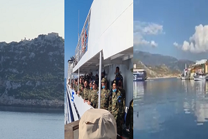 Έλληνες στρατιώτες τραγουδούν τον Εθνικό Ύμνο, φτάνοντας στο Καστελόριζο όπου θα υπηρετήσουν