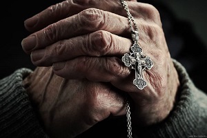 Διηγείται ο άγιος Γέρων παπα-Χαράλαμπος Διονυσιάτης…απαντώντας σε ερώτηση αν ωφελούν οι προσευχές μας τους άλλους…
