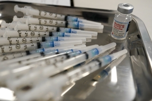 Εμβόλια: κορυφαία κατάκτηση και εργαλείο εκτροπής