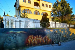 Μια τοιχογραφία για το διπλό Ολοκαύτωμα του Μεσόβουνου Εορδαίας