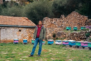 Ένας νέος άφησε πίσω του την Αθήνα για 600 κυψέλες στα Καλάβρυτα