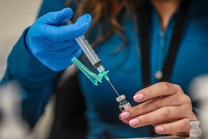 Σοβαρές παρενέργειες μετά τον εμβολιασμό είχε ο γιατρός που έστησε το εμβολιαστικό κέντρο στην Κέρκυρα