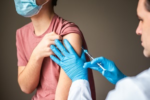 Μπουρλά: «Οι δύο δόσεις του εμβολίου προσφέρουν πολύ περιορισμένη προστασία, αν κι αυτή υπάρχει»