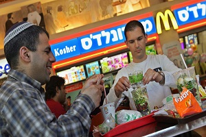 Δεν εμβολιάστηκες; Δεν μπορείς να αγοράσεις φαγητό από τα McDonald's στο Ισραήλ!