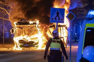 Σουηδία: «Αίμα και πυρ» η πολιτική ενσωμάτωσης μουσουλμάνων μεταναστών!
