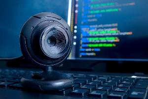 Camfecting: Πώς να καταλάβετε αν κάποιος σας κατασκοπεύει μέσα από την κάμερα της συσκευής σας