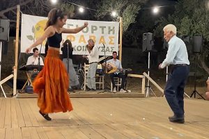 Η Παράδοση ενώνει τις γενιές! Παππούς με εγγονή χορεύουν και συγκινούν!