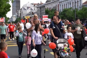 Πορεία χιλιάδων Σέρβων στο Βελιγράδι για την «παραδοσιακή οικογένεια»