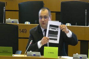 Ο ευρωβουλευτής Cristian Terheş στήνει στον τοίχο την Moderna και την  AstraZeneca (μεταγλωτισμένο βίντεο)!