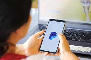 Η Paypal θα αφαιρεί 2.500 δολάρια από τους λογαριασμούς των χρηστών της αν προάγουν «παραπληροφόρηση»