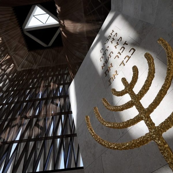 Ο πρώτος εβραϊκός γάμος πραγματοποιήθηκε στον Αβρααμικό Οικογενειακό Οίκο στα Ηνωμένα Αραβικά Εμιράτα