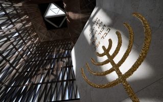 Ο πρώτος εβραϊκός γάμος πραγματοποιήθηκε στον Αβρααμικό Οικογενειακό Οίκο στα Ηνωμένα Αραβικά Εμιράτα