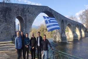 Ανάρτηση της γαλανόλευκης στην παλιά γέφυρα της Άρτας από φίλους της Ενωμένης Ρωμηοσύνης
