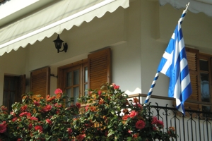 Ξεσπά η Ελληνίδα μουσουλμάνα στη Θράκη που δέχτηκε επίθεση επειδή ύψωσε την ελληνική σημαία: «Έδωσαν εντολή να με καθαρίσουν»