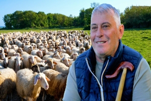 Η ζωή στη φάρμα με τον Κώστα και τα πρόβατά του