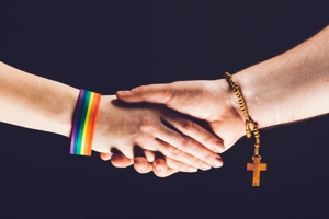 Ο ΟΗΕ προτείνει την συμμετοχή στη θρησκευτική λατρεία ατόμων με ποικίλες ταυτότητες φύλου