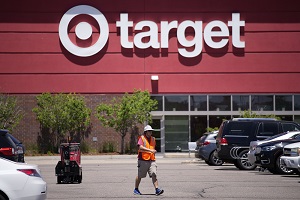 Η εταιρεία Target αναγκάστηκε να αποσύρει τα lgbtq ρούχα και εμπορεύματα ύστερα από ισχυρές αντιδράσεις πελατών της
