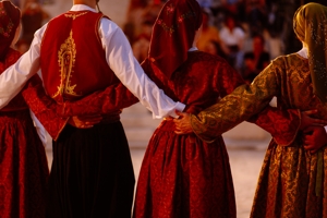 Η επίδραση των ξενόφερτων χορών στην πράξη και η ωφέλεια των δικών μας παραδοσιακών χορών