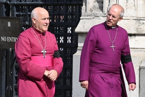 Βρετανία: Αγγλικανός επίσκοπος θέτει ζήτημα «πατριαρχίας» για το «Πάτερ ημών»