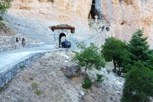 «Παναγία του βράχου»: Το εκκλησάκι μέσα στη ρωγμή των βράχων