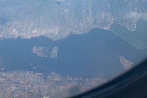 Η λίμνη Κάρλα από τα 35.000 πόδια μετά την επέλαση της κακοκαιρίας