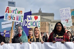 Η Γαλλία κατοχυρώνει συνταγματικά το «δικαίωμα στην έκτρωση»