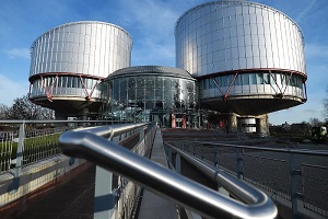 Σύγκρουση συμφερόντων μεταξύ δικαστών και ΜΚΟ: το ΕΔΑΔ θεσπίζει τελικά διαδικασία εκδίκασης