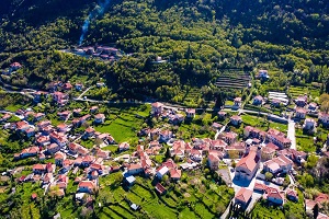 Πλάτανος: Το γραφικό χωριό της ορεινής Ναυπακτίας