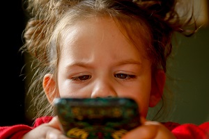 Πρέπει να σταματήσουμε το κοινωνικό πείραμα των smartphone στα παιδιά μας