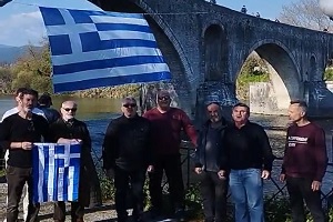 Ανάρτηση Ελληνικής Σημαίας στην Παλαιά Γέφυρα της Αρτας απο μέλη και φίλους της ΕΡΩ