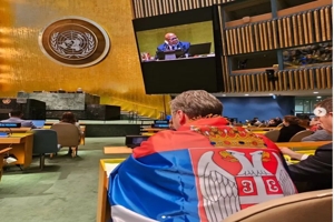 Ο Βούτσιτς φόρεσε τη σημαία της Σερβίας στον ΟΗΕ: «Κανείς στον κόσμο δεν θα μου πάρει τη σημαία μου»