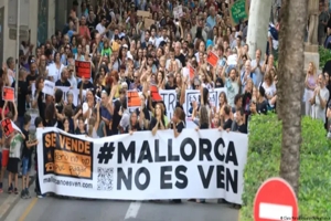 Χιλιάδες διαδηλωτές στη Μαγιόρκα της Ισπανίας κατά του μαζικού τουρισμού