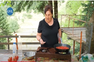 Μαγειρεύοντας καγιανά με την Κυρία Φωτεινή στα Κανάλια Ηπείρου