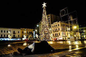 Πίσω από τα φώτα της στολισμένης Αθήνας οι άστεγοι ζουν στο σκοτάδι και την απομόνωση - Εικόνες που θα έπρεπε να ξυπνήσουν το φιλότιμο