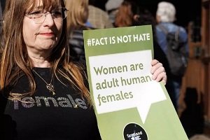 Ηνωμένο Βασίλειο: Το Ανώτατο Δικαστήριο αποφαίνεται ότι ο ορισμός της γυναίκας δίνεται με βάση τη βιολογία