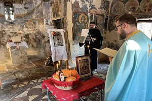 Στο ιστορικό Κάστρο του Βερατίου υμνήθηκε η Παναγία η Βλαχέρνα – Μια βιωματική λειτουργία πίστης