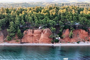 Ασκαμιά Σιθωνίας: Ένα κρυφό διαμάντι ανάμεσα σε πεύκα και κόκκινους βράχους (βίντεο)