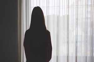 ΜΕΛΕΤΗ: Η ΕΚΤΡΩΣΗ ΑΥΞΑΝΕΙ ΤΟΝ ΚΙΝΔΥΝΟ ΚΑΤΑΘΛΙΨΗΣ ΚΑΙ ΝΟΣΗΛΕΙΑΣ ΓΙΑ ΨΥΧΙΚΗ ΥΓΕΙΑ ΣΤΙΣ ΓΥΝΑΙΚΕΣ