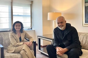 Πρώην πρέσβειρα- συνεργάτης του Σόρος – στην Αλβανία, έδωσε εσπευσμένα παραίτηση