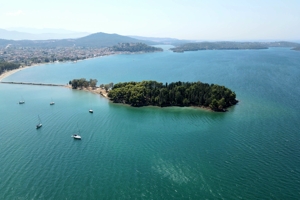 Νησάκι Κουκουμίτσα: Το σμαράγδι της Βόνιτσας (βίντεο)