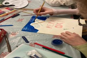 Μαθητές του Σχολείου Ελληνικής γλώσσας Ελληνικής Κοινότητας Μοσχας: Ζήτω η Νίκη του 40! Ζήτω η ΕΛΛΑΣ!