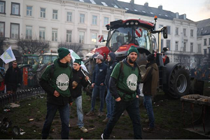 Η ΕΕ διεξάγει πόλεμο στην ίδια της την παραγωγή – Πεδίο μάχης οι Βρυξέλλες για την επιβίωση των αγροτών και τη διατροφική αυτάρκεια όλων μας…