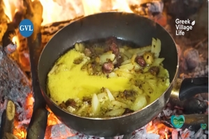 Ένα τηγάνι στο τζάκι και η απόλυτη ησυχία του χωριού | Χειμώνας στην Ευρυτανία