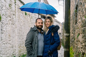 Από τα βουνά της Ηπείρου έως τους ελαιώνες της Μεσσηνίας: Η ζωή πέντε ζευγαριών μακριά από την Αθήνα