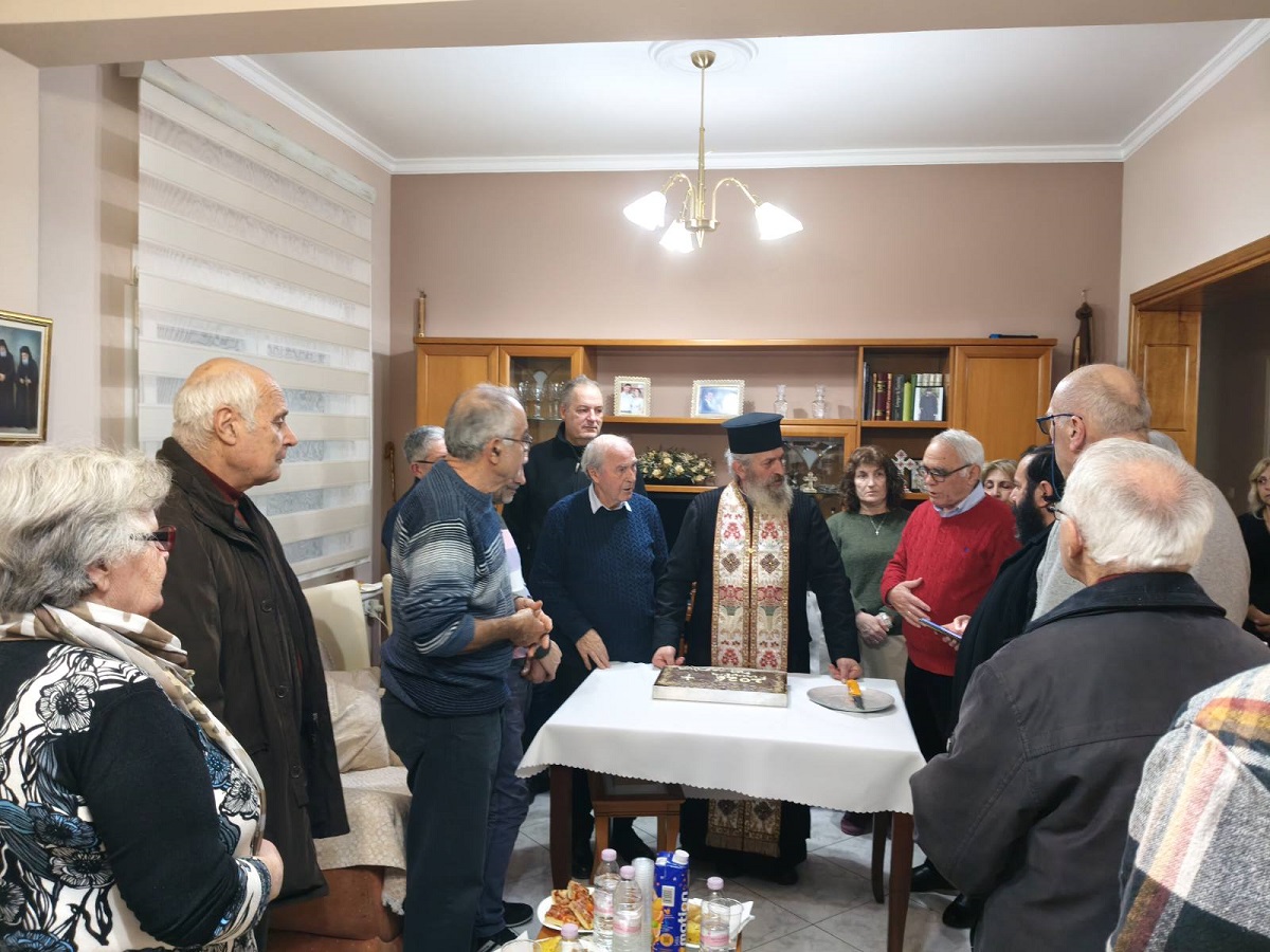 Η ομάδα της ΕΡΩ στην Κρύα Βρύση κόβει την πρώτη της βασιλόπιτα.