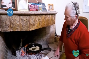 80 χρονών και μαγείρεψε όπως παλιά – Τηγανίτες στο ΤΖΑΚΙ και ελαιόψωμο