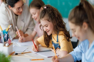 Τι οδήγησε τα σχολεία στη Σουηδία να επιστρέψουν στο μολύβι και στο χαρτί