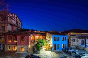 Η «Μικρή Ιερουσαλήμ» της Ελλάδας: Η πολύχρωμη πόλη με τους 72 βυζαντινούς ναούς και τη μυστηριακή γοητεία